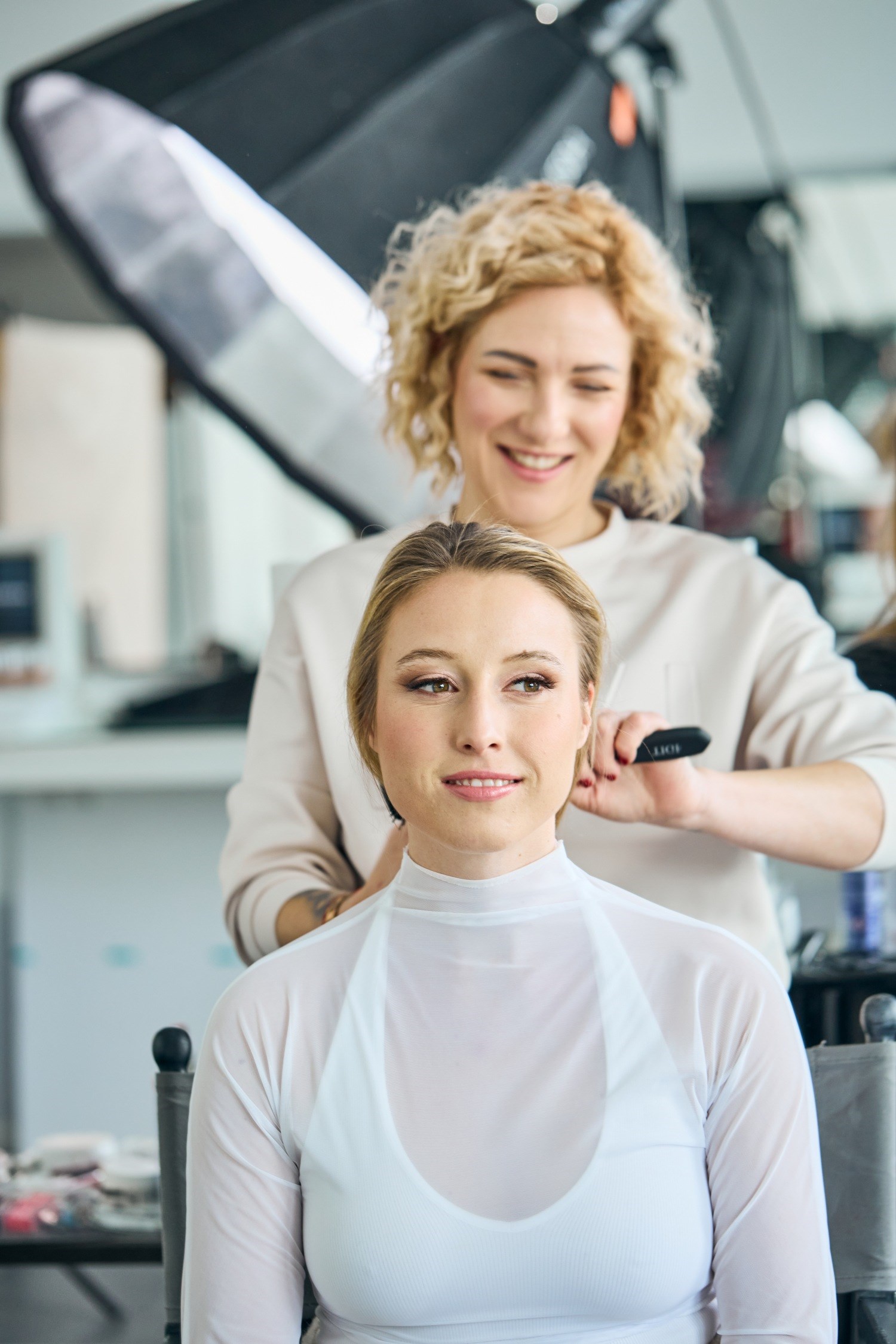 Hairstyling Training mit Locken und Flechttechniken