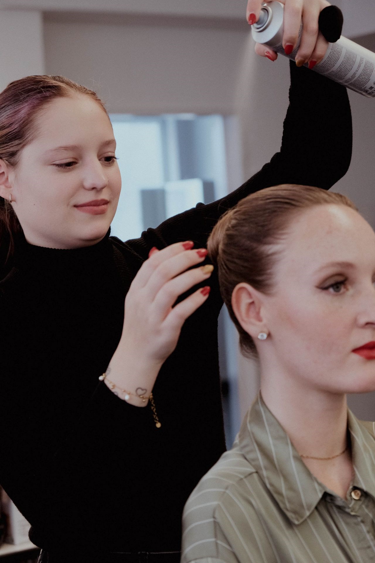 Hairstyling Basics in der Make up Artist Ausbildung