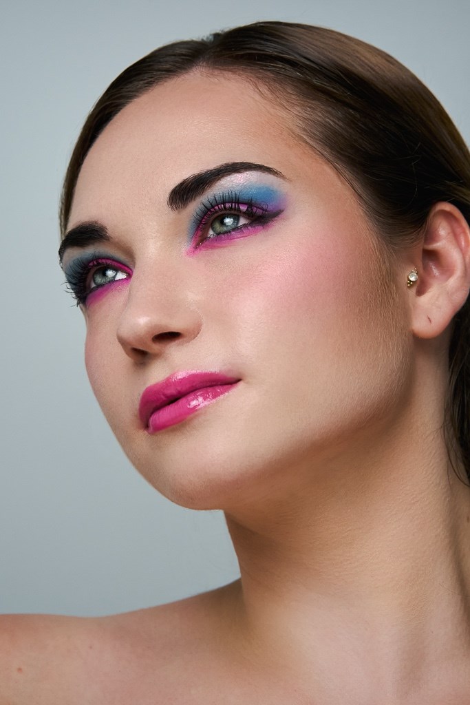 Model mit pink-blauem Augen-Makeup und pinken Lippen