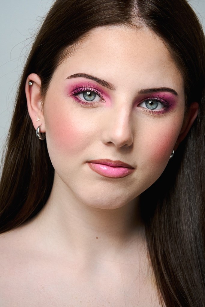 Brünettes Model mit pinkem Augen- und Lippenmakeup