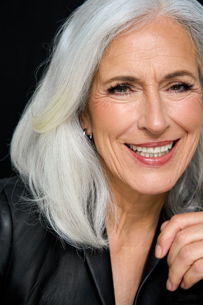 Best Ager Model lacht in die Kamera