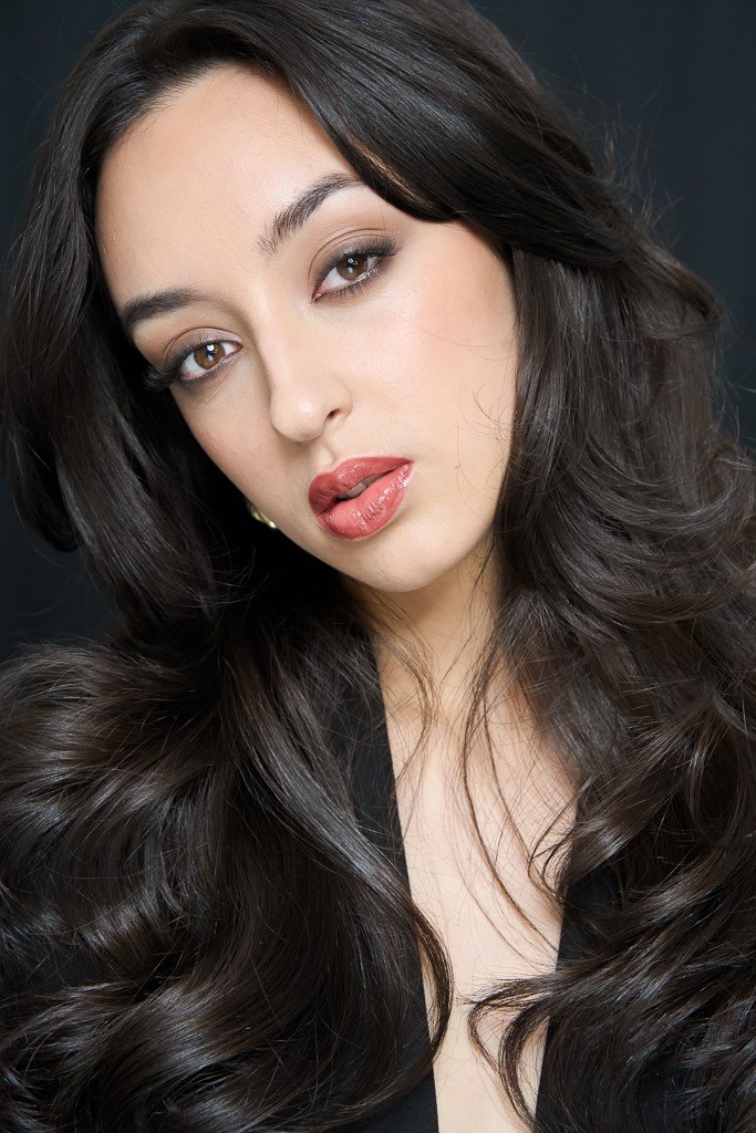 Dunkelhaariges Model mit Smokey Eyes und big bouncy Blowout