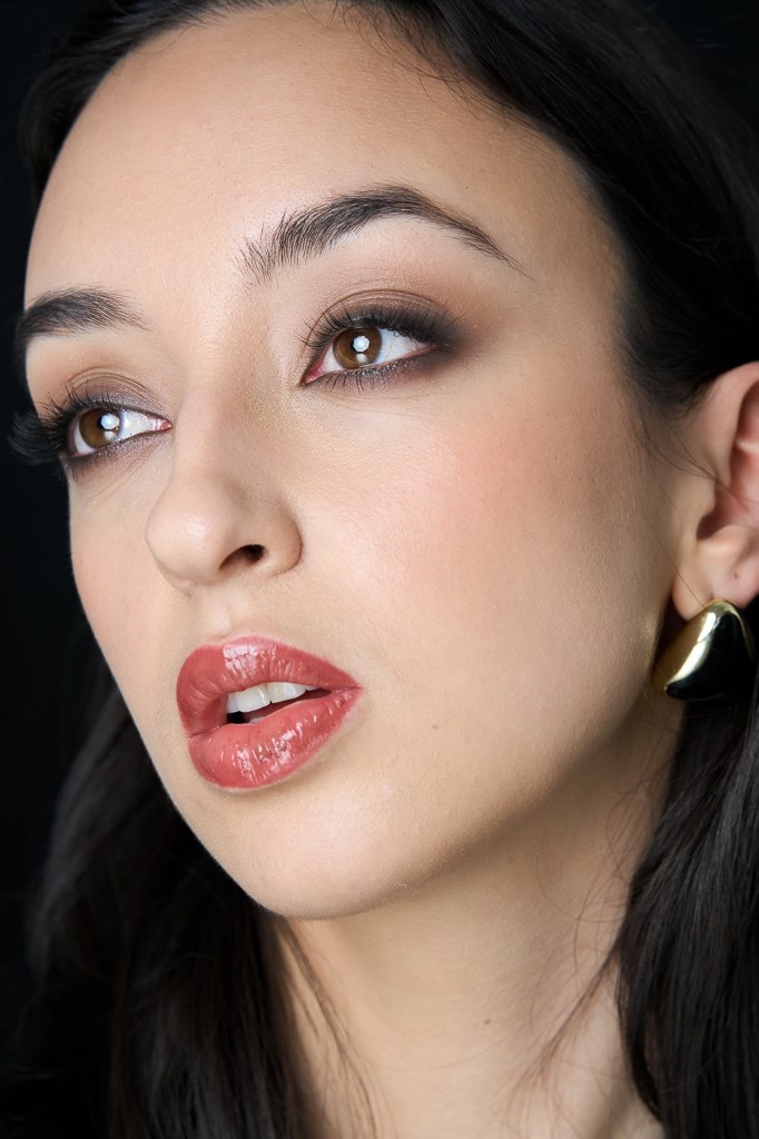 Nahaufnahme von dunkelhaarigem Model mit Smokey Eyes