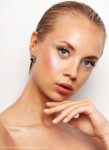 Make-up Artist beim Shooting