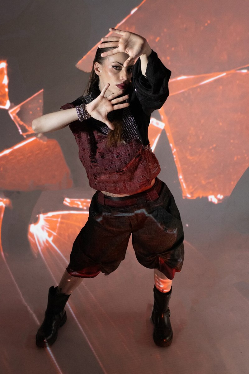 Kreatives Model-Posing vor einem projizierten Bild