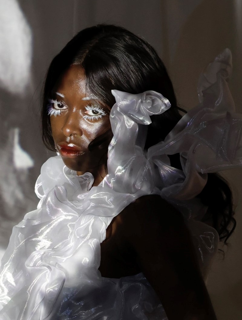 Kreatives Make-up an Model in Weiß