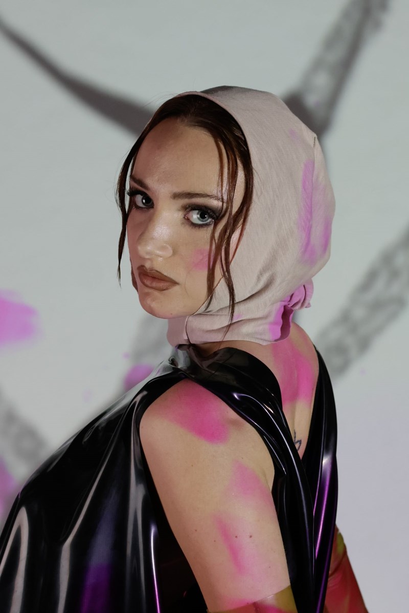 Model mit pinkem Muster und ausgefallener Frisur