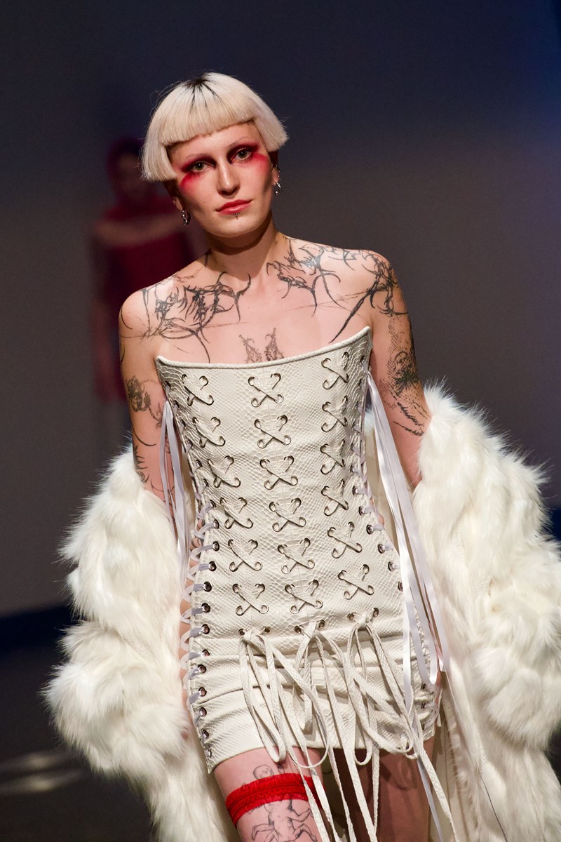 Model auf dem Laufsteg der Fashionshow