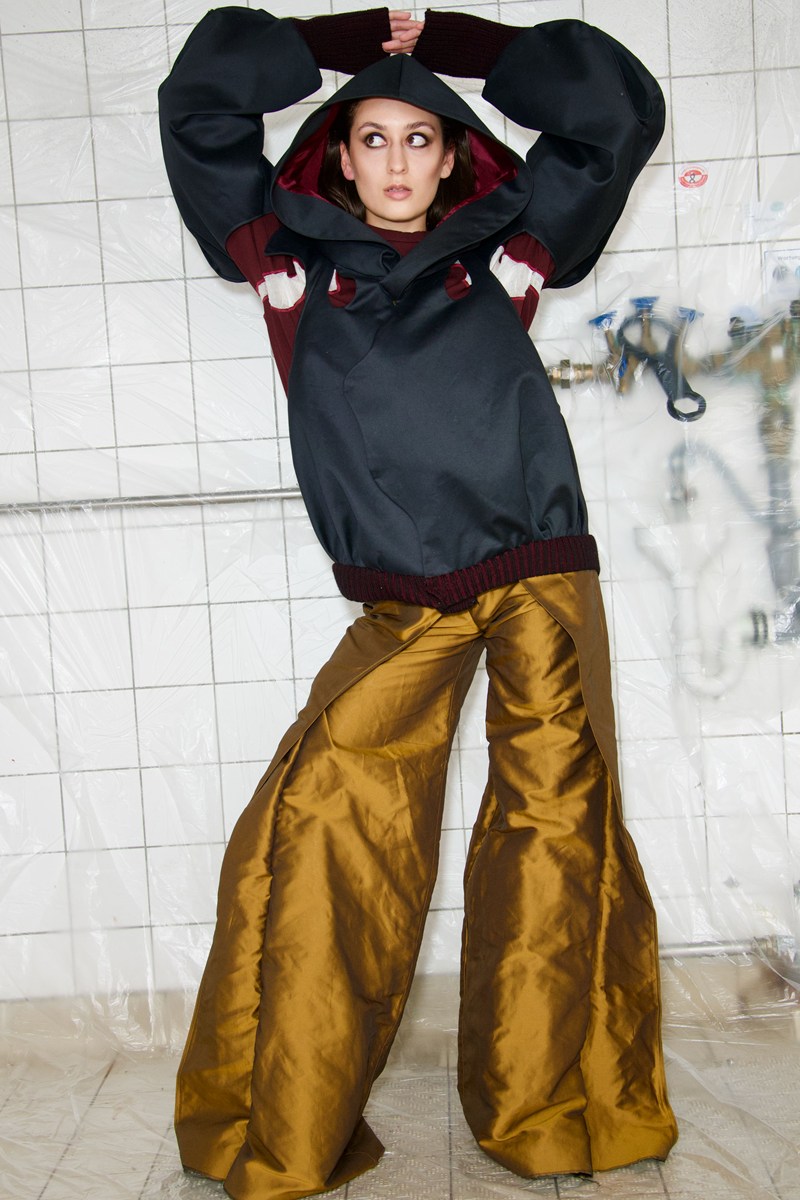 Model beim Shooting im leerstehenden Galeria Kaufhof