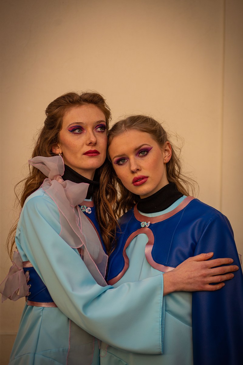 Zwei Models in blau-rosa Kostümen für das Konzept Dollhouse