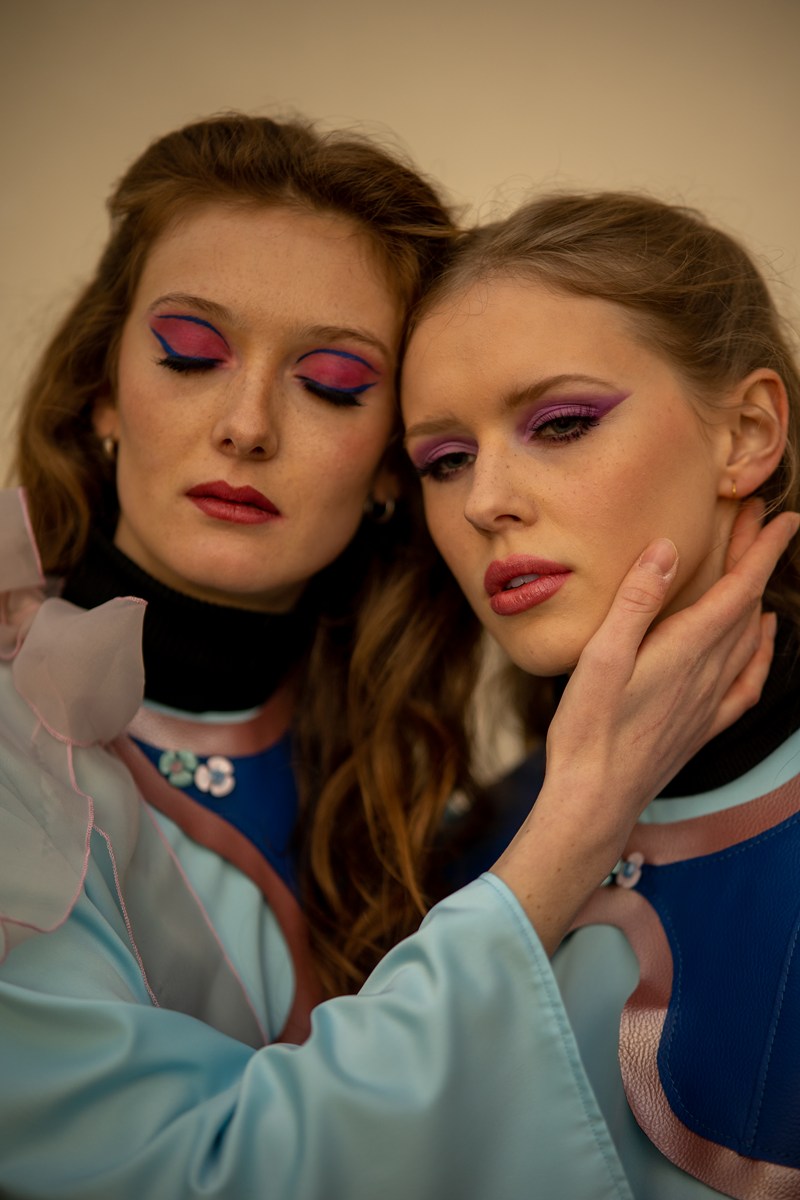 Nahaufnahme eines Models mit farbigem Augen-Make-up beim Dollhouse Shooting