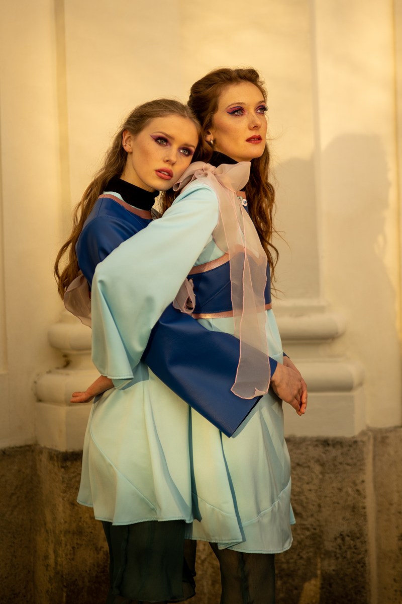 Model im Außenbereich beim Dollhouse Shooting
