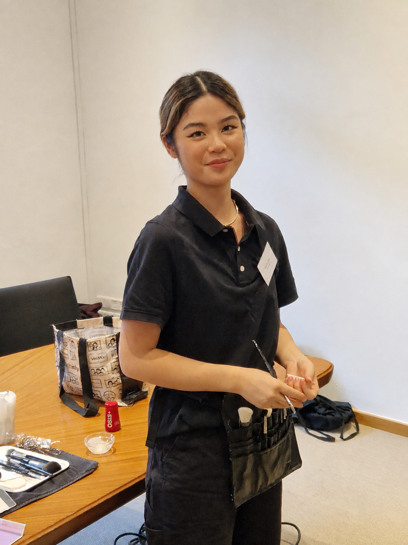 Make-up-Schülerin bei der Maßschneiderinnung München